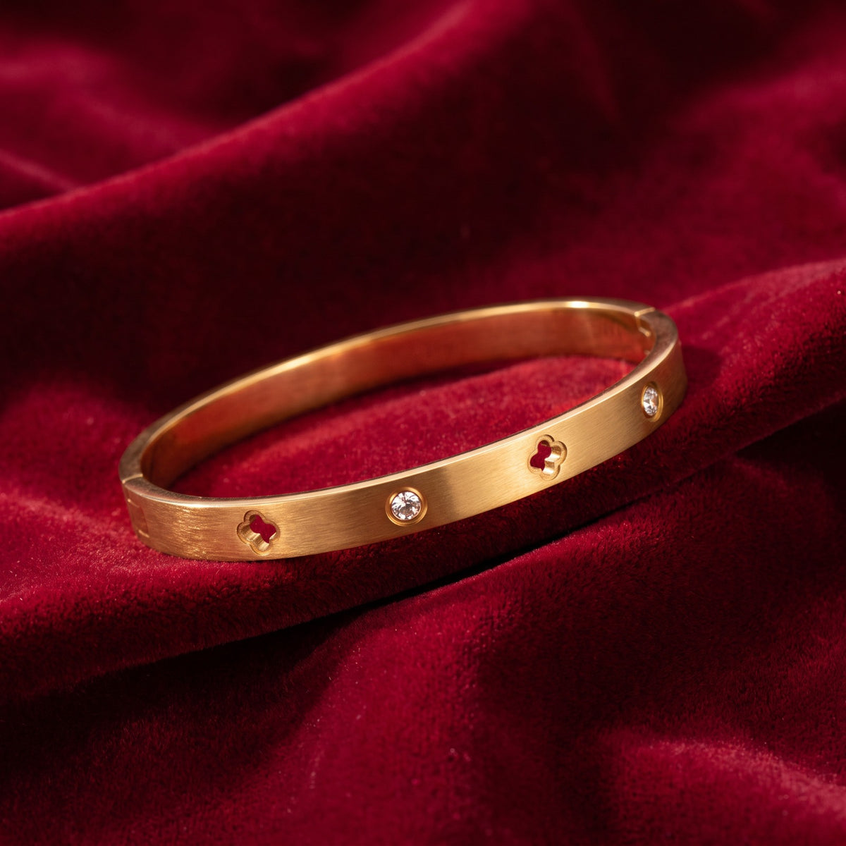Essential clover gem bracelet